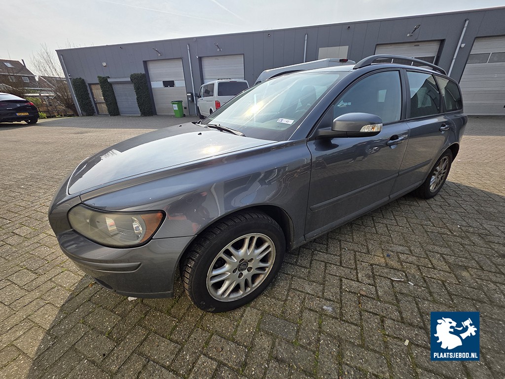 Volvo V50, 1800 cc, kenteken 54-ZH-DP, bouwjaar 2007, kenteken afgegeven 08-02-2008, APK t/m 24-12-2026, trekhaak, 2 sleutels aanwezig, afgelezen kilometerstand 266045 km.