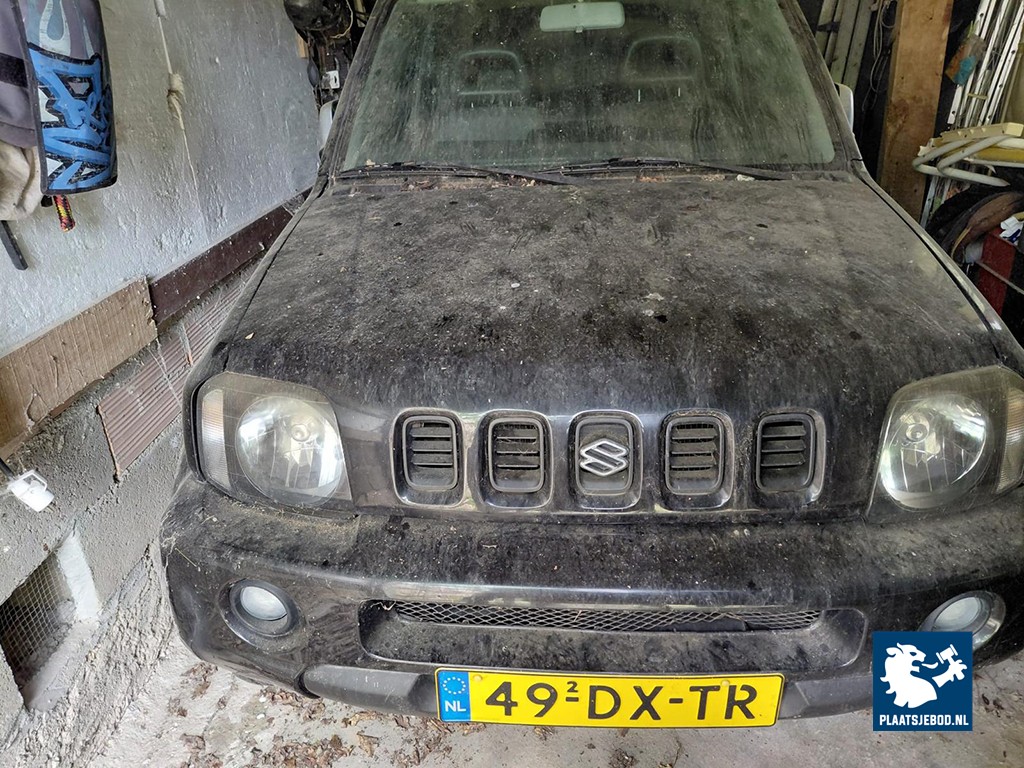 1 x Suzuki personenauto, type: Jimny 1.3 JX 4WD, kenteken: 49-DX-TR, bouwjaar 2000, APK verlopen op 23-7-2016. Kilometerstand: onbekend, lege accu. De technische staat is onbekend. Sleutel aanwezig, Nederlandse kentekenpapieren compleet. Let op: de koper dient op afspraak de auto zelf af te halen op de locatie te Frankrijk.